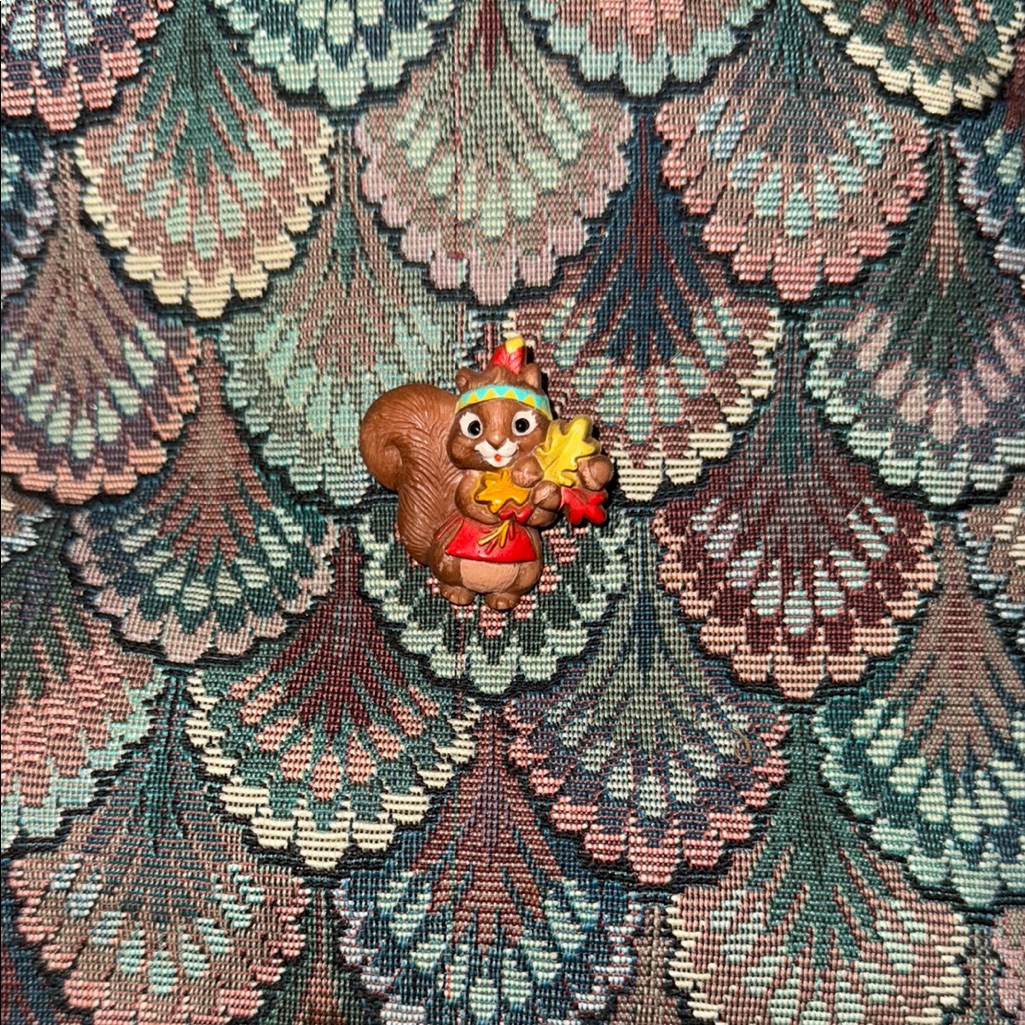 Vintage 1987 Hallmark Thanksgiving Squirrel Brooch Lapel Pin